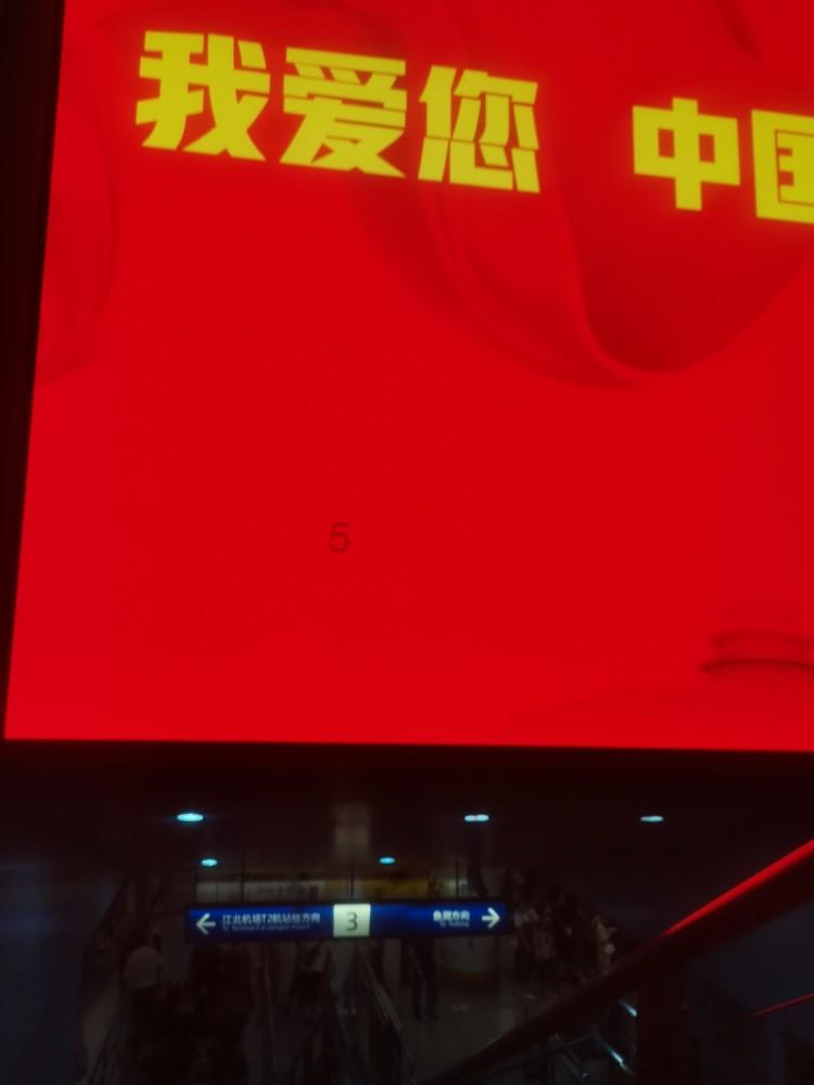 监控曝光滑稽一幕:三名蒙面持枪嫌犯抢劫美国餐厅 刚进门就滑倒